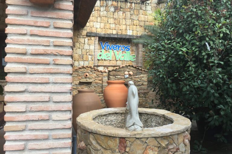 Entrada principal de Viveros del Valle en Estepona – centro de jardinería en la Costa del Sol